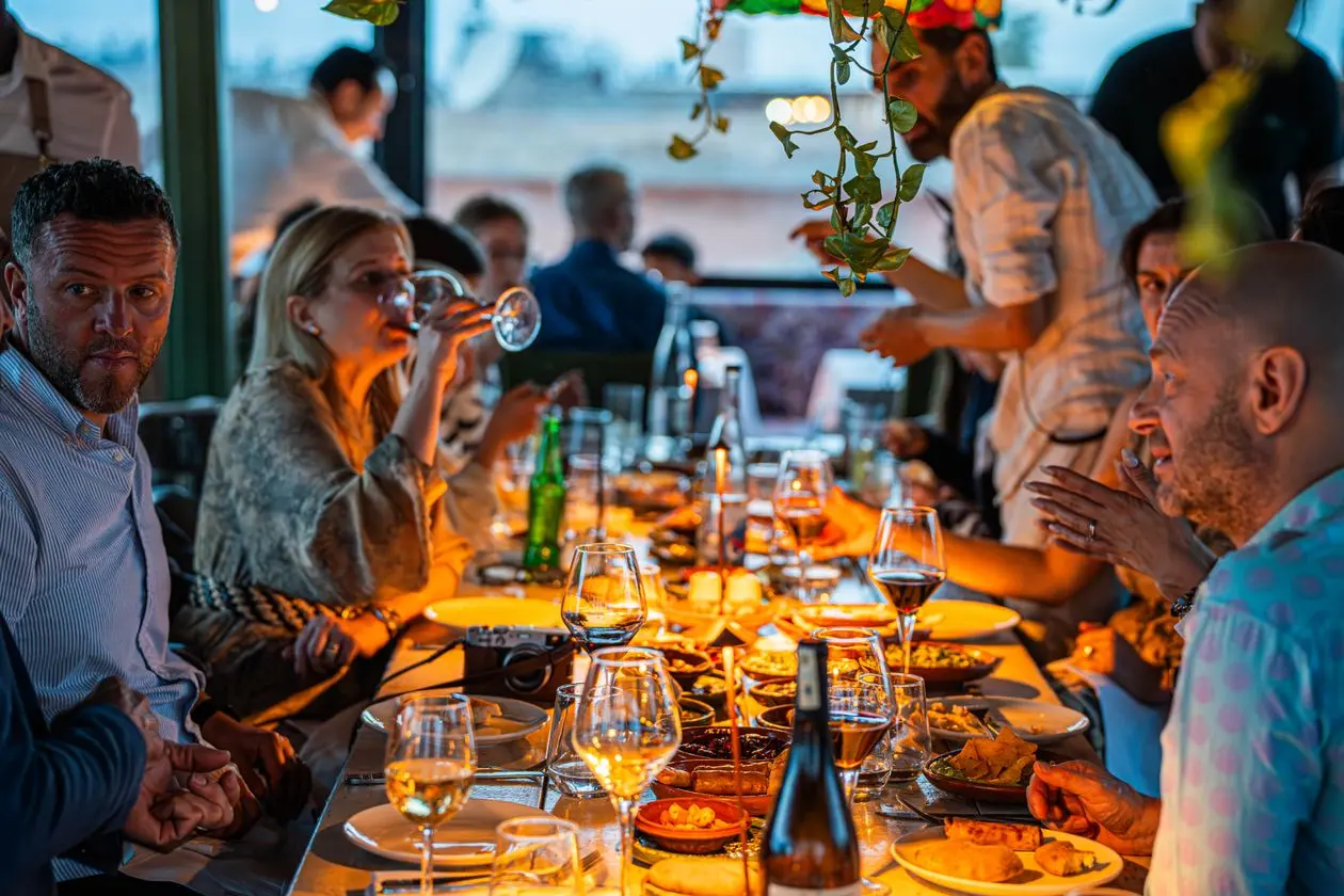 Clear answers up front leave you free to enjoy the conversation. Photo by Le Salama on Pexels.