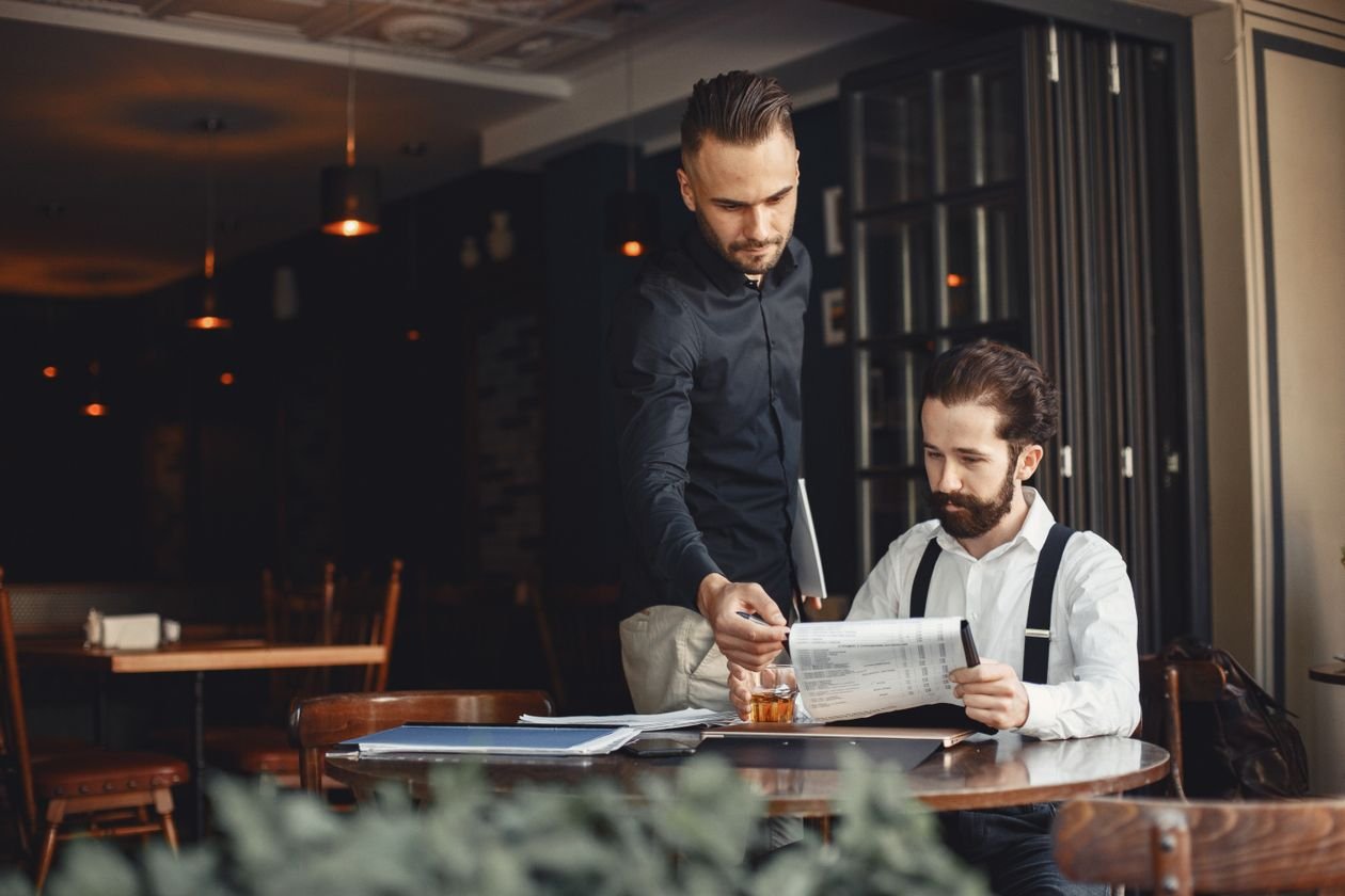 A working dinner calls for a quiet room and a clear agenda. Photo by Gustavo Fring on Pexels.